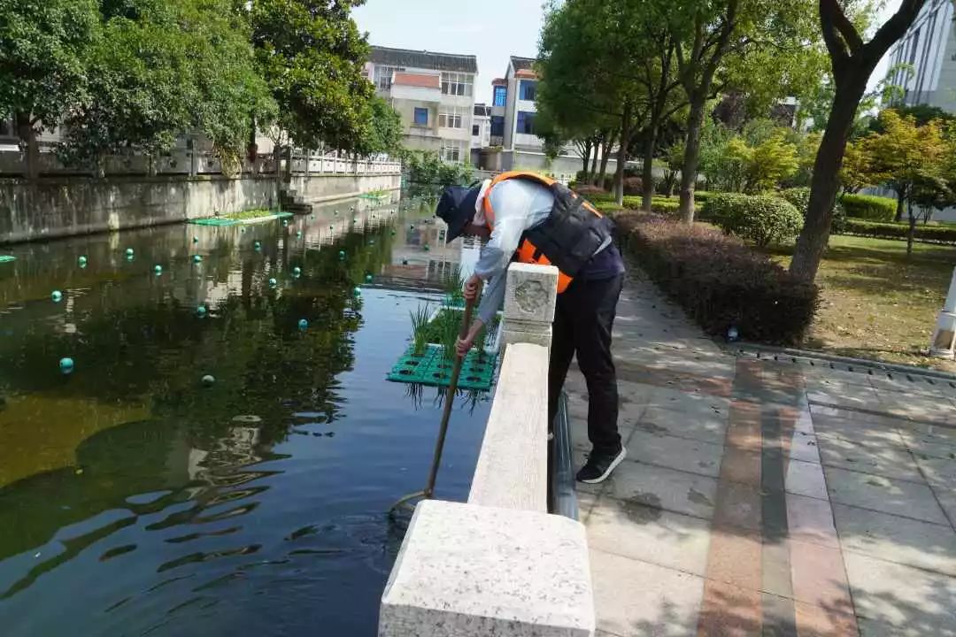 【<a href=http://www.zfojg.cn target=_blank class=infotextkey>雙良</a><a href=http://www.zfojg.cn target=_blank class=infotextkey>新型光催化</a>】“堅(jiān)守”在汗水中閃光
