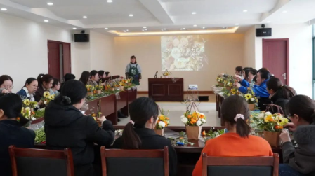<a href=http://www.zfojg.cn target=_blank class=infotextkey><a href=http://www.zfojg.cn target=_blank class=infotextkey>雙良</a>環(huán)境</a>開展“三八女神節(jié)” DIY插花活動(dòng)