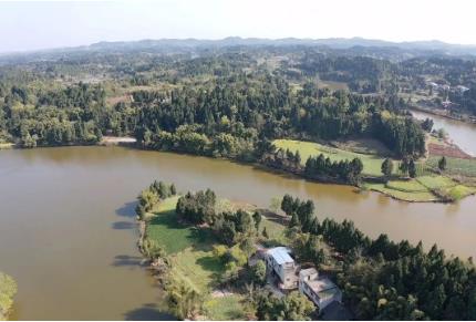 開展鄉(xiāng)村振興產(chǎn)業(yè)、河道治理和特色民宿建設(shè)